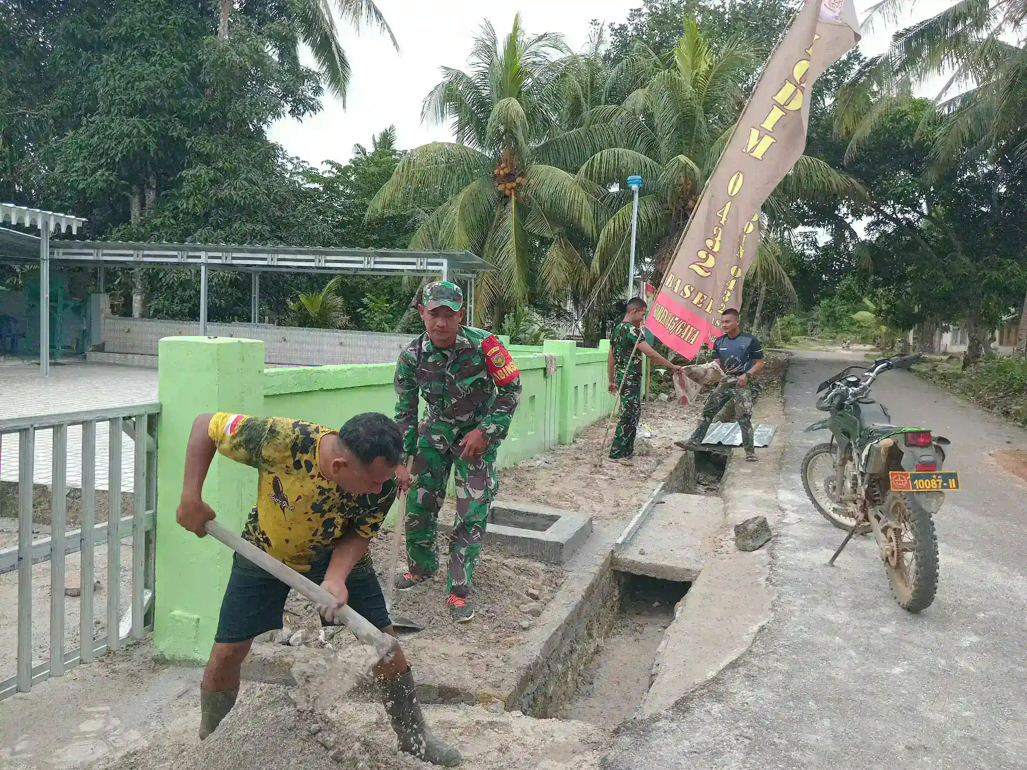 Satgas TMMD dan Warga Bersihkan Mushola Al Munawar Desa Penutuk Pulau Lepar Basel