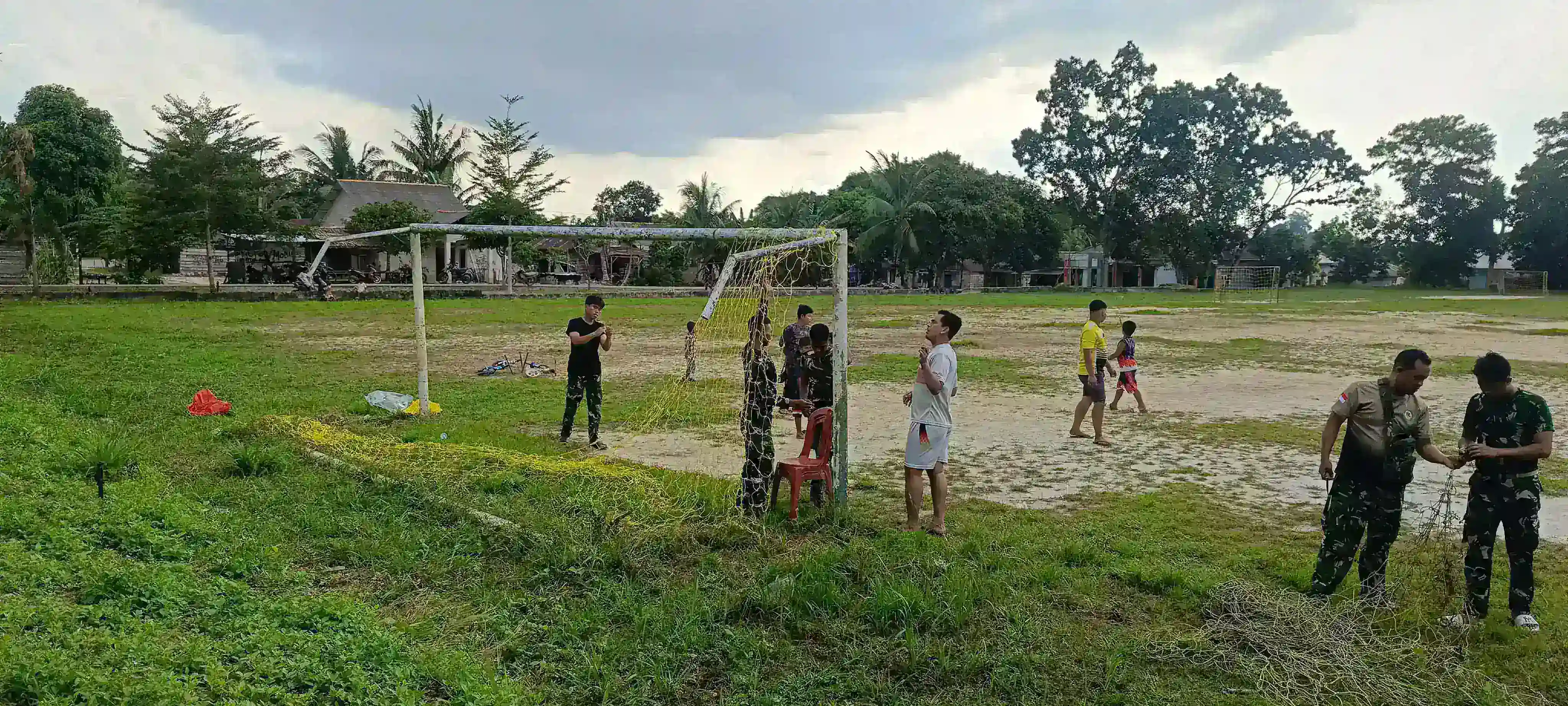 Satgas TMMD Kodim 0432/Basel KEBUT Pengecatan Tribun Sepak Bola Desa Penutuk dan Pemasangan Jaring Gawang