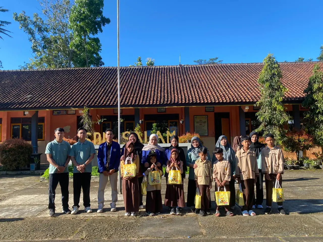 Aksi Nyata Mahasiswa PGSD UNY: Tebar Harapan Lewat Alat Tulis untuk Siswa Yatim di Magelang