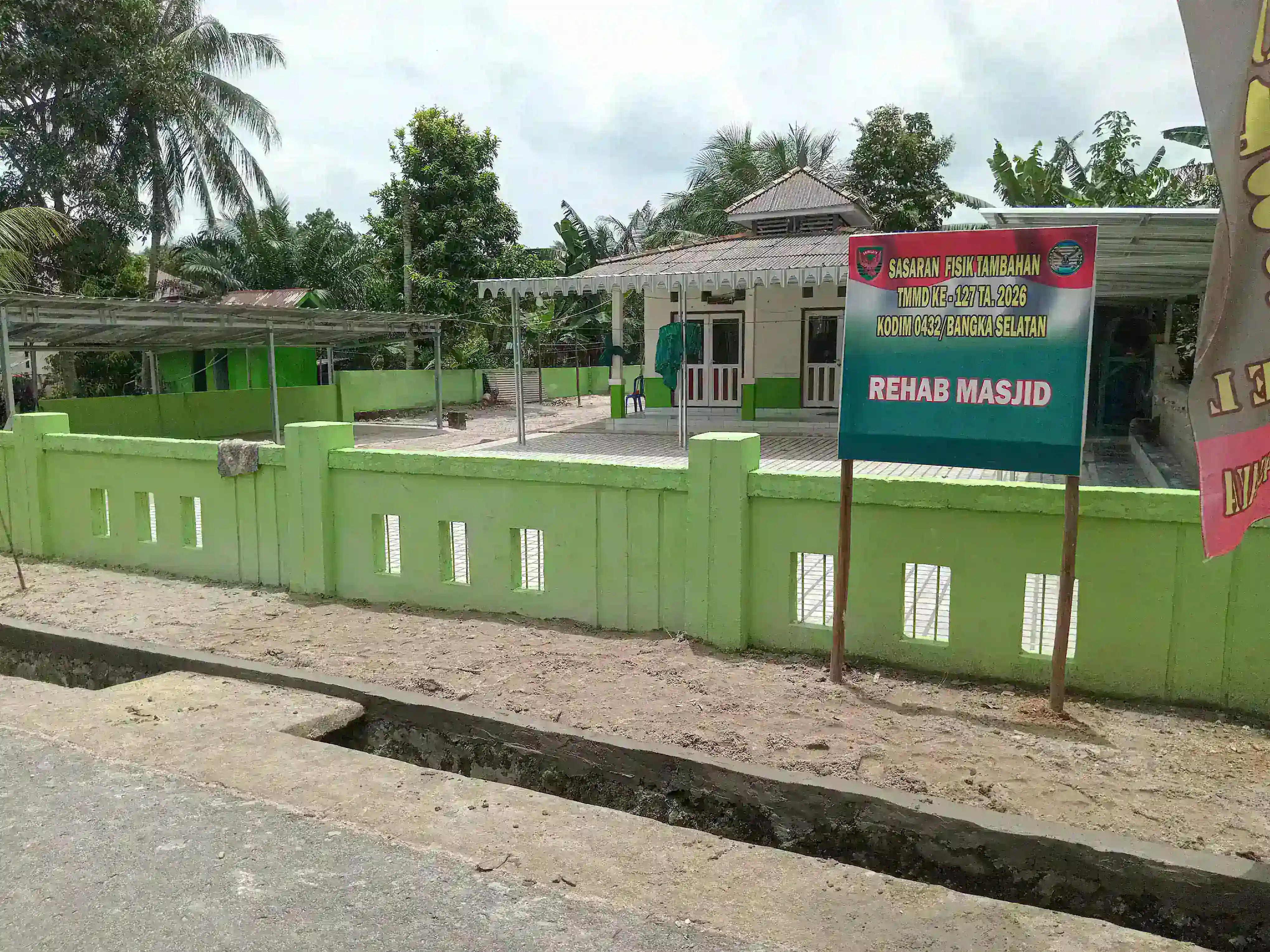 Nyamankan Ibadah Satgas TMMD Kodim 0432/Basel TUNTAS Rehab MCK Umum & Mushola di Desa Penutuk
