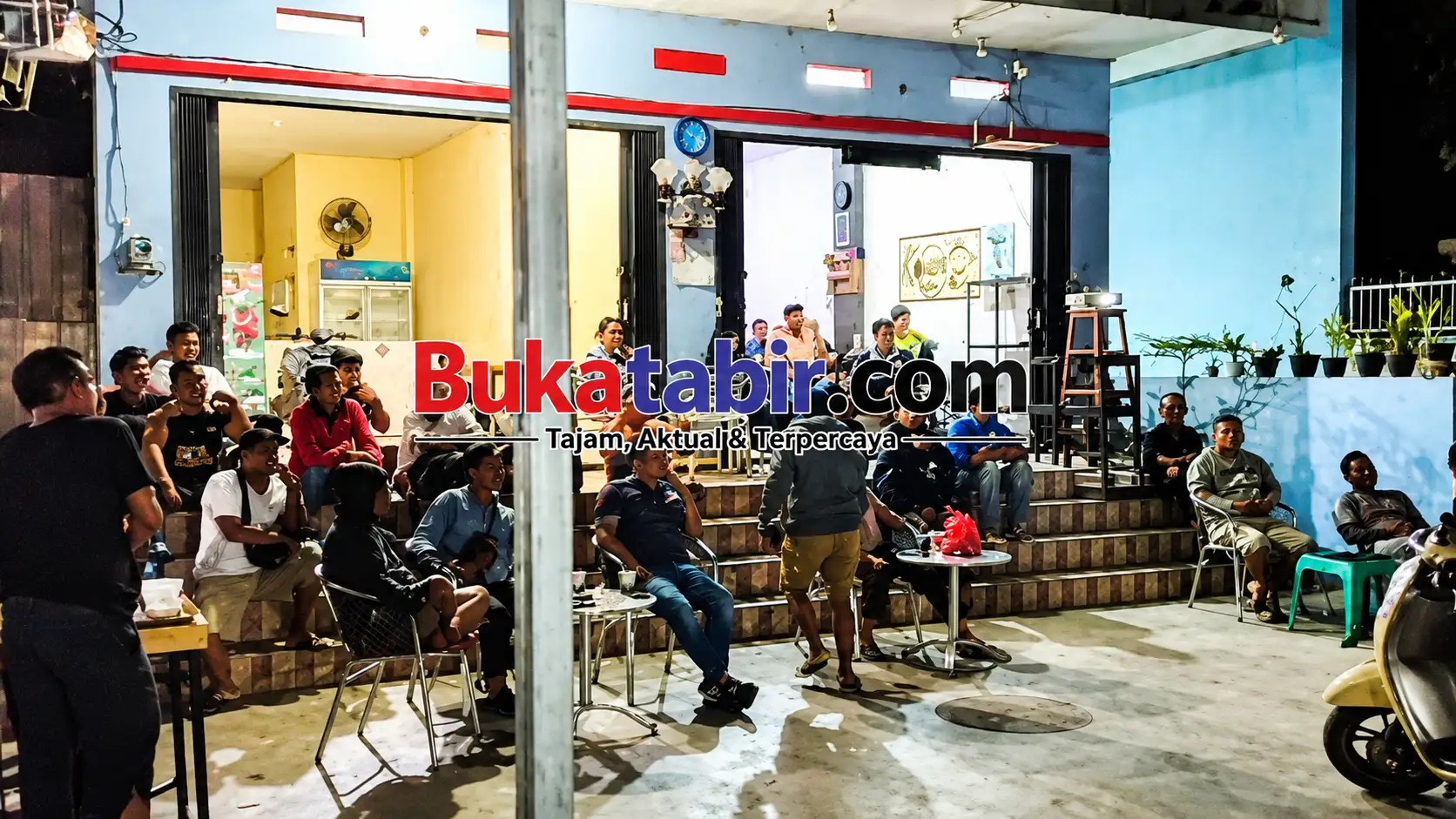 Meriah! Masyarakat Parittiga Tumpah Ruah Nobar Final Piala Dunia di Kopi Konen