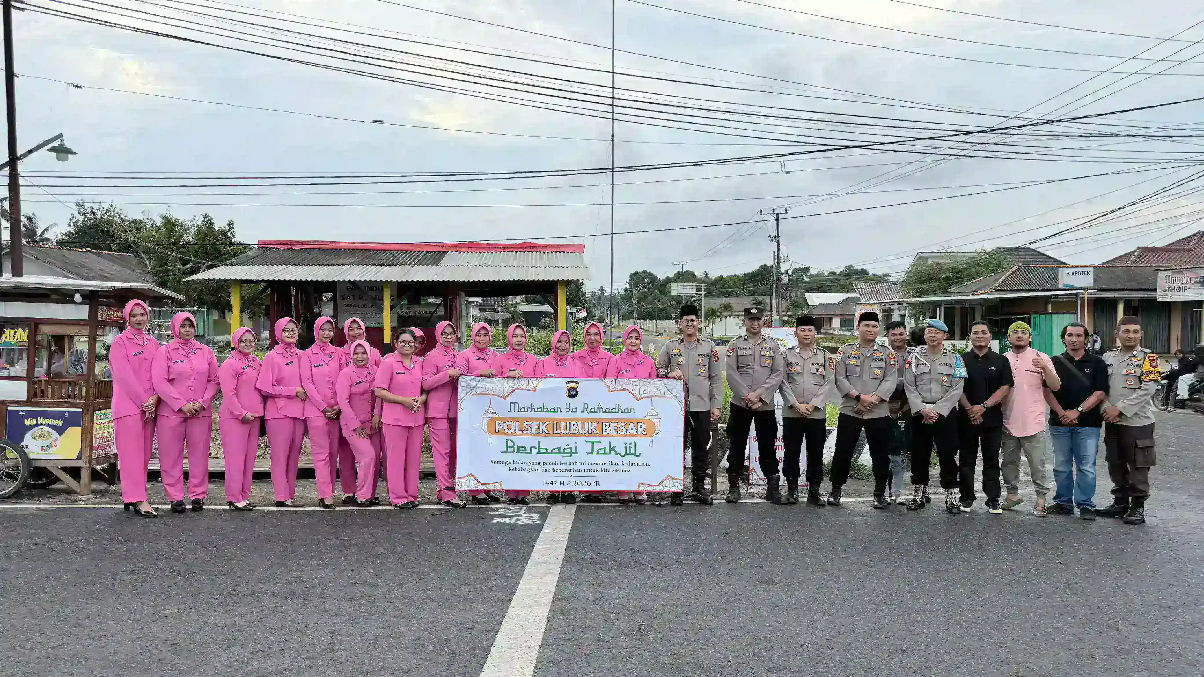Polsek Lubuk Besar Berbagi Takjil Bersama Bhayangkari Polsek 